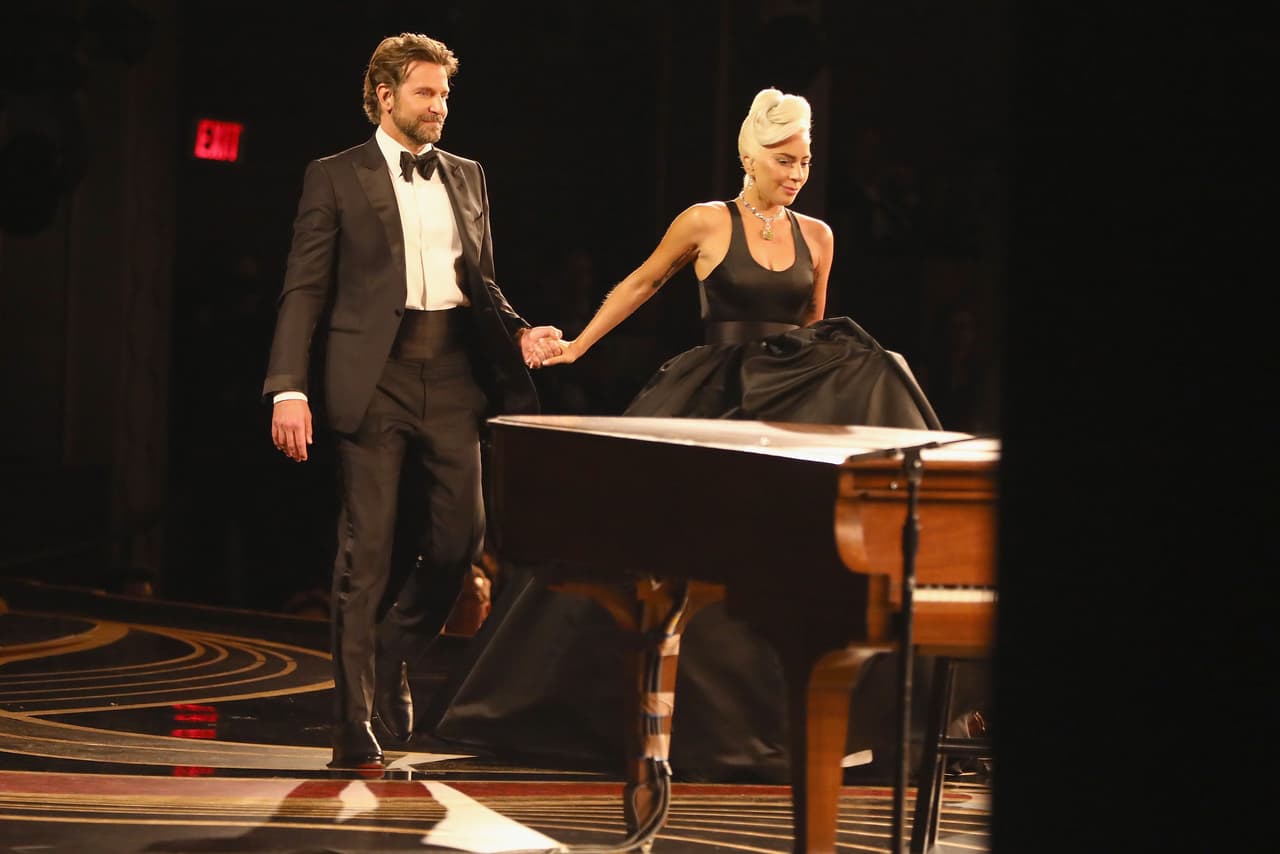 La química que transmitieron Lady Gaga y Bradley Cooper la noche del domingo, durante 
<b><a href="https://www.univision.com/local/los-angeles-kmex/ganadores-y-momentos-memorables-de-la-ceremonia-de-los-premios-oscar-2019-video">la entrega 91 del premio Oscar</a></b>, intensificó los rumores sobre un posible romance entre ambos.