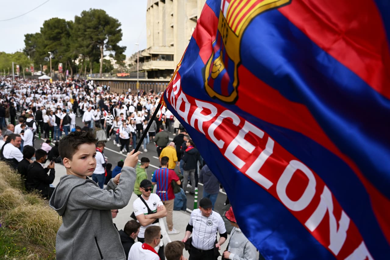 Contra todo pronóstico, el Eintracht Frankfurt se paró con mucha autoridad en el Camp Nou y eliminó a un muy tímido Barcelona que consumó un fracaso más en la temporada, una temporada en la que se irá en blanco.