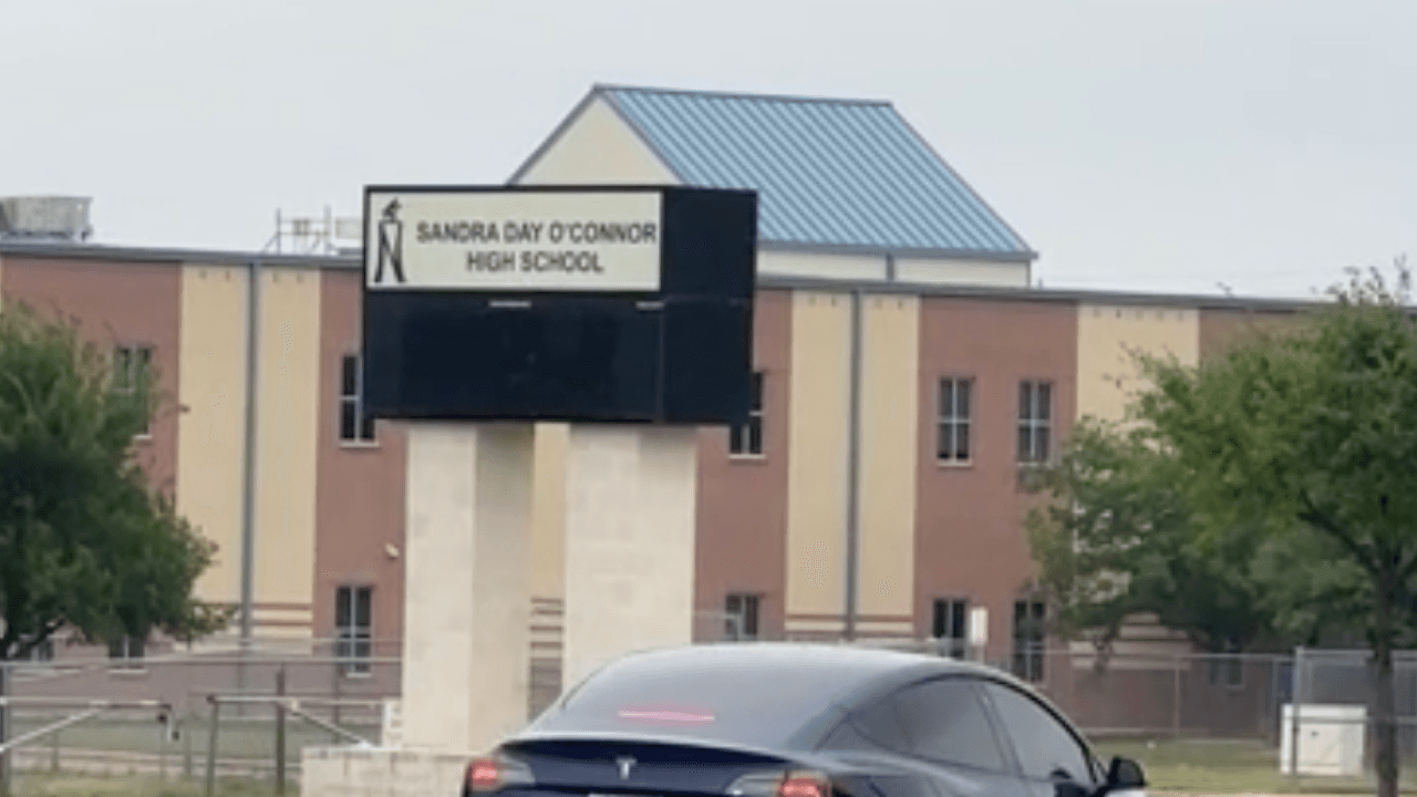 Sentencian a un maestro tras admitir abusar sexualmente de un niño; una madre denuncia que la escuela no avisó
