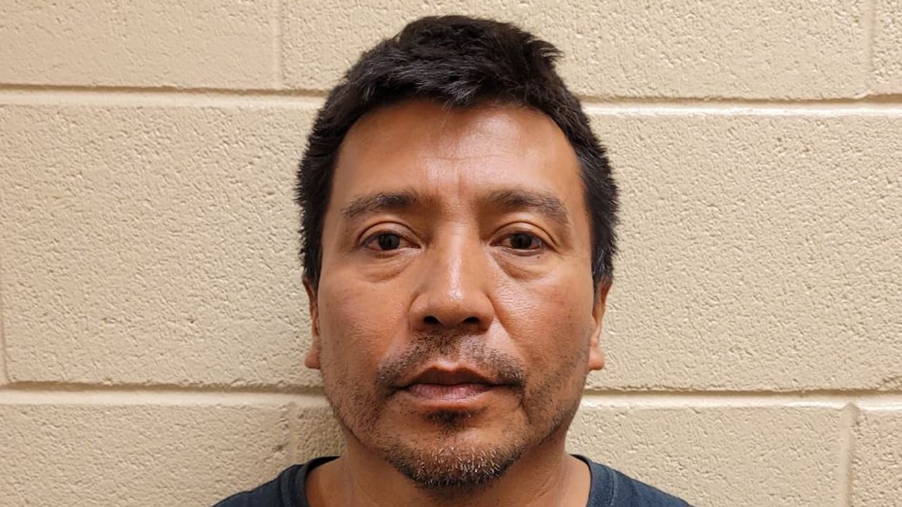 Un delincuente sexual registrado fue arrestado por agentes de la estación de Tucson cerca de Sasabe, Arizona. Sergio Martínez Garza, ciudadano guatemalteco, fue condenado por delito grave de conducta sexual en segundo grado contra un niño en Nueva York. Enfrenta cargos criminales.