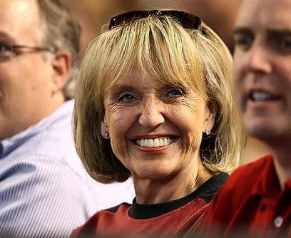 En la Casa BlancaLa gobernadora Jan Brewer llega este jueves a la Casa Blanca para convencer al presidente Obama de las bondades de la polémica ley de Arizona que firmó en el estado y que le da poderes migratorios a la policía.La mandataria intentará torcer el brazo para lograr el apoyo del presidente quien ha manifestado sus dudas hacia la ley por temor a que abra la puerta a la discriminación contra los inmigrantes.