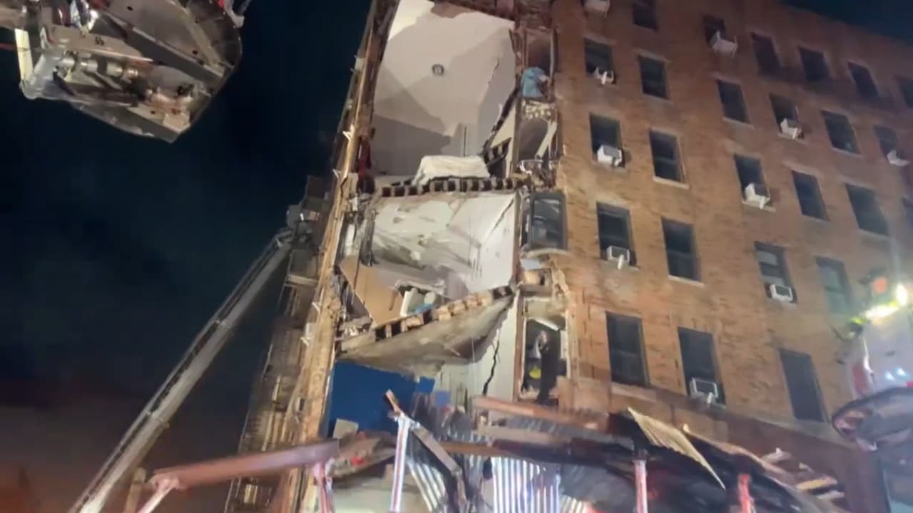 A pesar de que en el primer piso existen varios negocios, como una bodega, un restaurante y salón de uñas, todos los habitantes y 
<b><a href="https://www.univision.com/local/nueva-york-wxtv/derrumbe-edificio-bronx-afectada-relata-lo-que-vivio-todo-se-estremecio" target="_blank">clientes lograron salir ilesos</a></b>. 
<br>