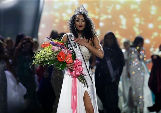 Kara McCullough: "Como empleado del gobierno, se me otorga atención médica y veo de primera mano que para que uno tenga atención médica, necesita tener trabajo".