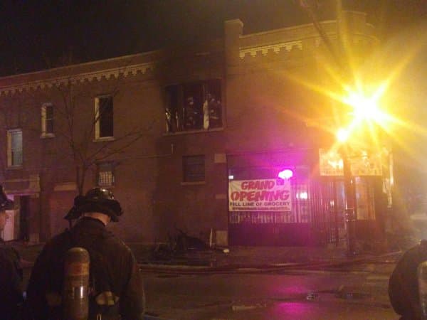 Los hechos sucedieron cerca de las 12:50 pm en unos departamentos localizados encima de una tienda en el número 1000 de la North Hamlin Avenue.