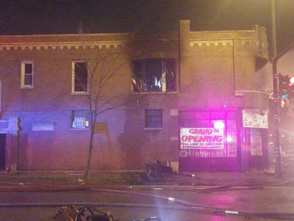 La mujer, quien fue encontrada en el segundo piso del edificio, fue llevada al Hospital Norwegian American, donde fue pronunciada muerta. Su identidad aún no ha sido revelada.