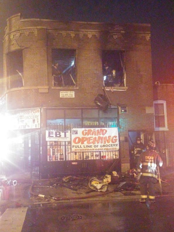 Cuando los bomberos llegaron al lugar, ya el fuego se había extendido al segundo piso del edificio.