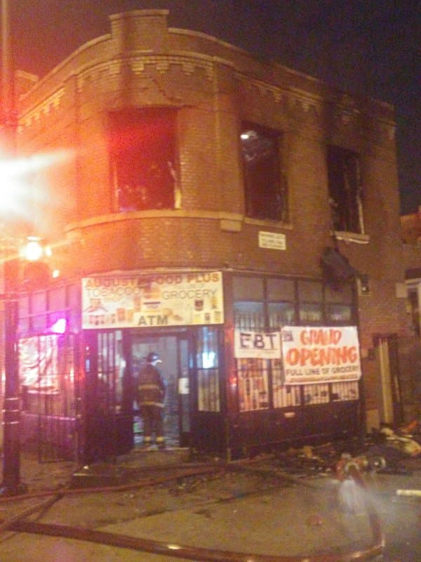 Una mujer muerta y un anciano en condición crítica saldo de incendio en Humboldt Park