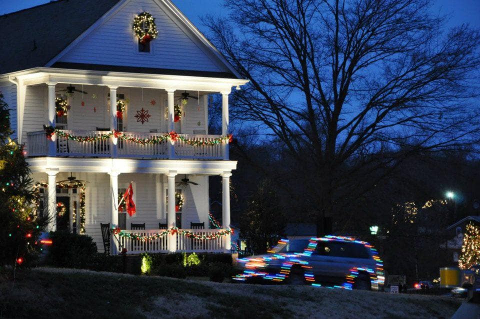 <b><a href="https://www.mcadenville-christmastown.com/">Christmas Town (Desde el 1 hasta el 26 de diciembre)</a></b>. McAdenville recibe el apodo de Christmas Town USA por una buena razón. Cada invierno, este pequeño pueblo de Carolina del Norte se transforma en un país de las maravillas festivo y centelleante, salpicado de miles de luces, exhibiciones dramáticas y una animada calle principal. Cientos de miles de visitantes vienen a Christmas Town USA cada diciembre para conducir a través de la ruta de 1.3 millas de largo a través de impresionantes exhibiciones navideñas, una tradición que se remonta a los años 50.