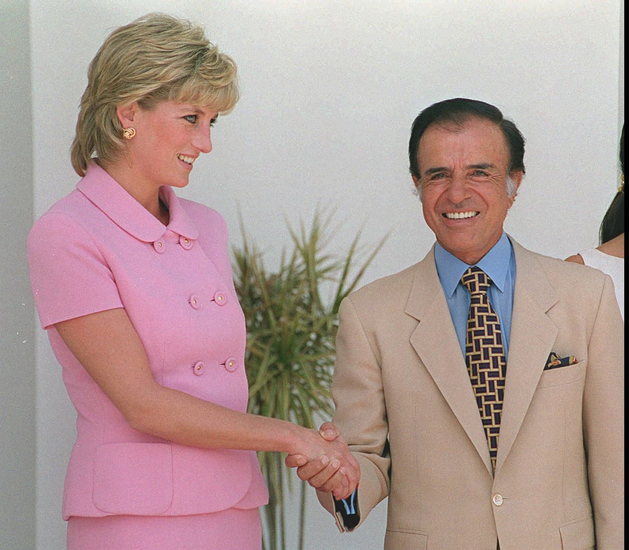 En Noviembre de 1995, Diana de Gales visitó en Buenos Aires al entonces presidente de ese país Carlos Menem.