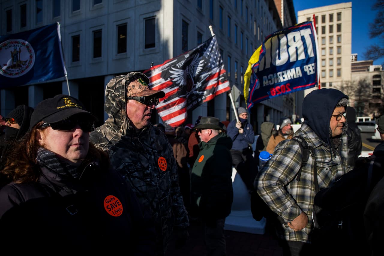 Algunos de los manifestantes llevaban banderas de Estados Unidos y del estado de Virginia y también se vieron otras en apoyo del presidente Donald Trump.
<br>