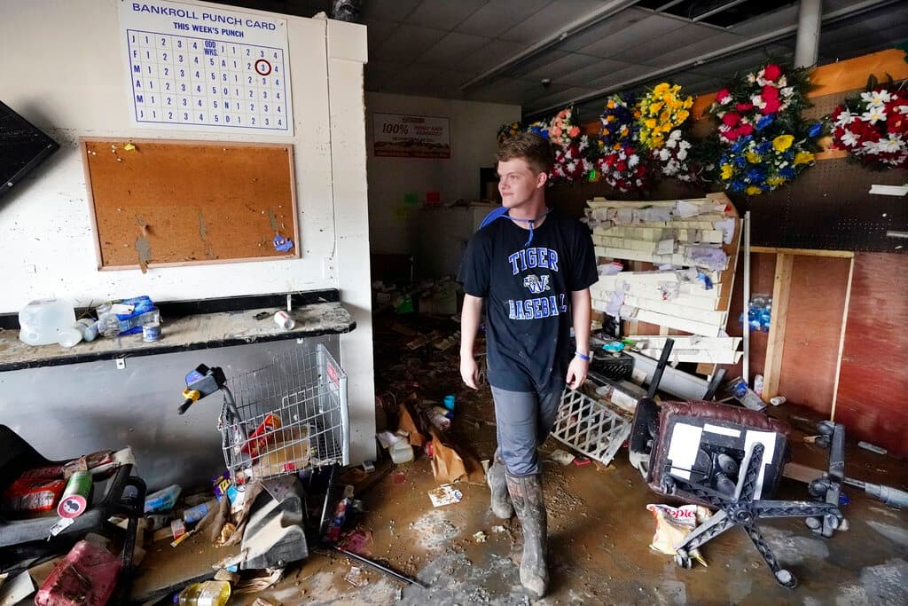 Shirley Foster lloró al momento en que el gobernador se le acercó. Ella indicó que recién se había enterado de que una amiga de su iglesia estaba entre los fallecidos.
<br>En la foto, Carson Hollifield, gerente de una tienda de comestibles en Waverly.