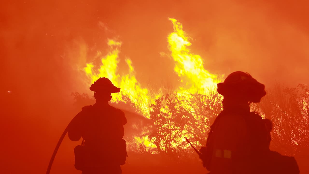 Violentas ráfagas de viento hacen incontrolable el incendio Post al norte de Los Ángeles