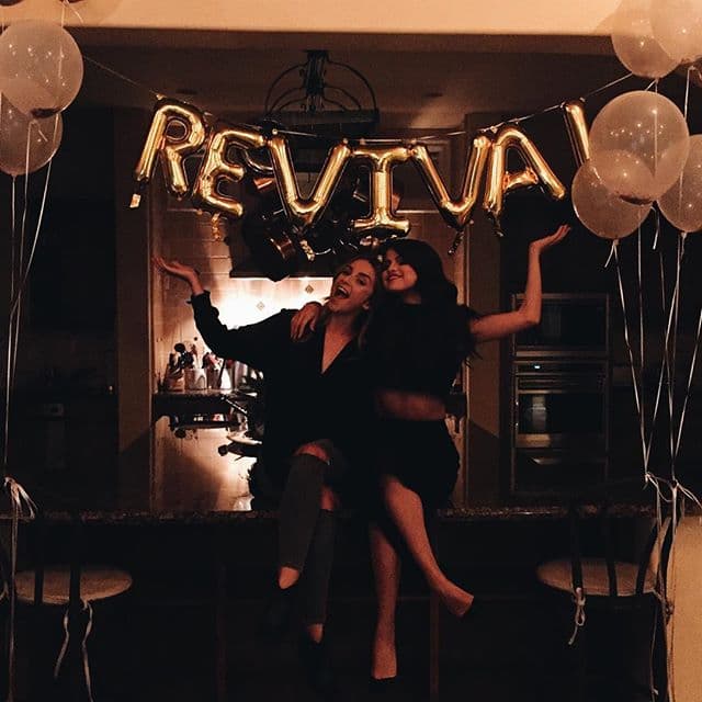 "Revival" ha sonado por todo lo alto en las redes sociales. ¡Es todo un hit!