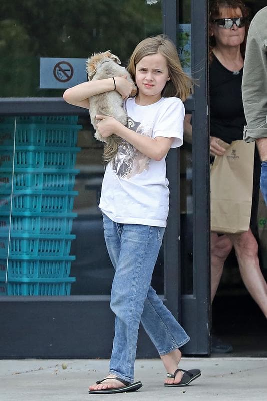 La chica tiene 13 años y pese a que tuvo una pequeña aparición en ‘Maléfica’ (2014) a los seis años (como la versión infantil de Aurora), no ha comentado que desee seguir los pasos de sus padres en la actuación.