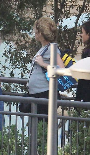 De perfil, es más que evidente la noticias de que el pequeño Milan proximamente tendrá un hermoso hermanito.