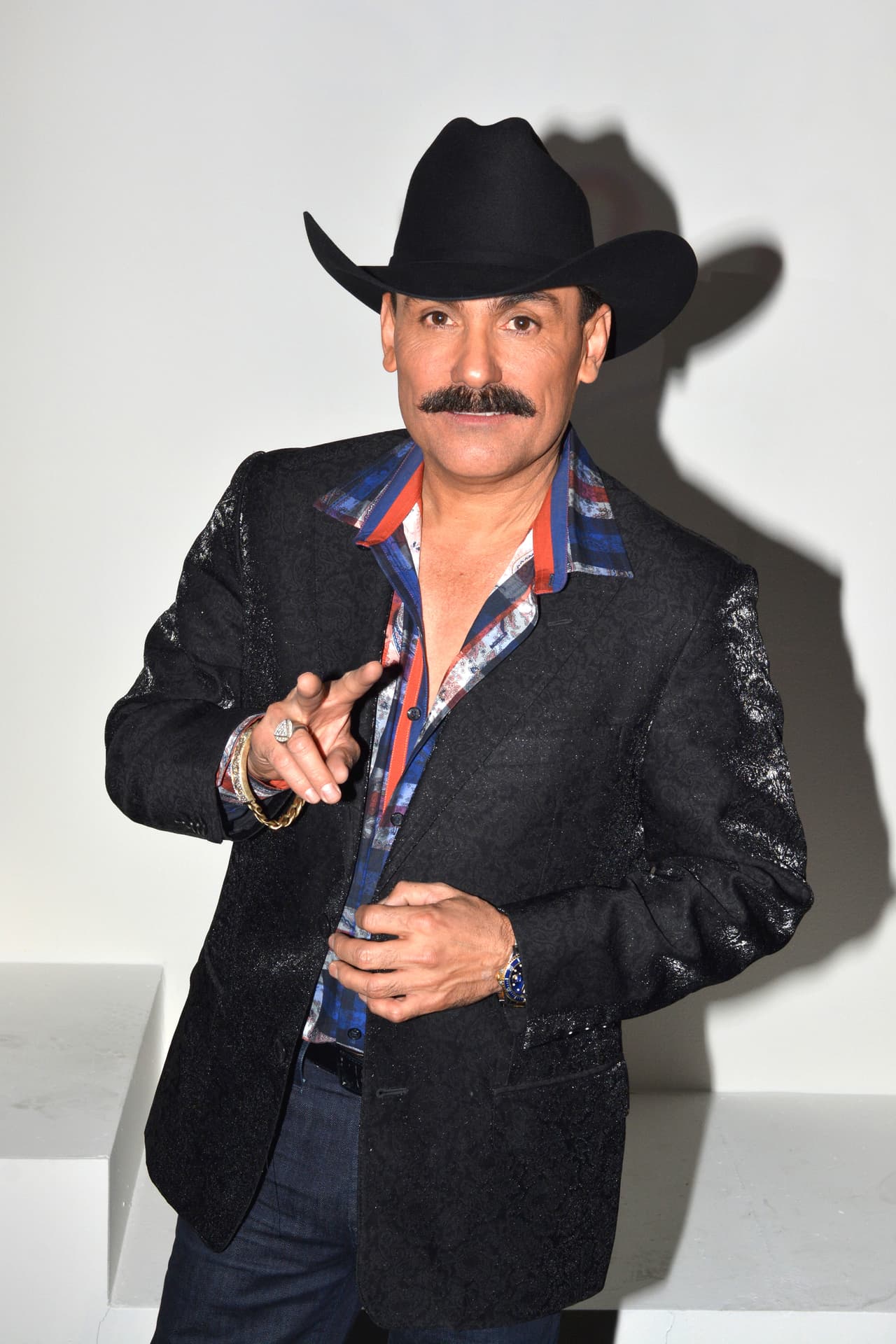 Este cantante de música de banda, confesó haber estado nervioso en las grabaciones, pues no es actor.