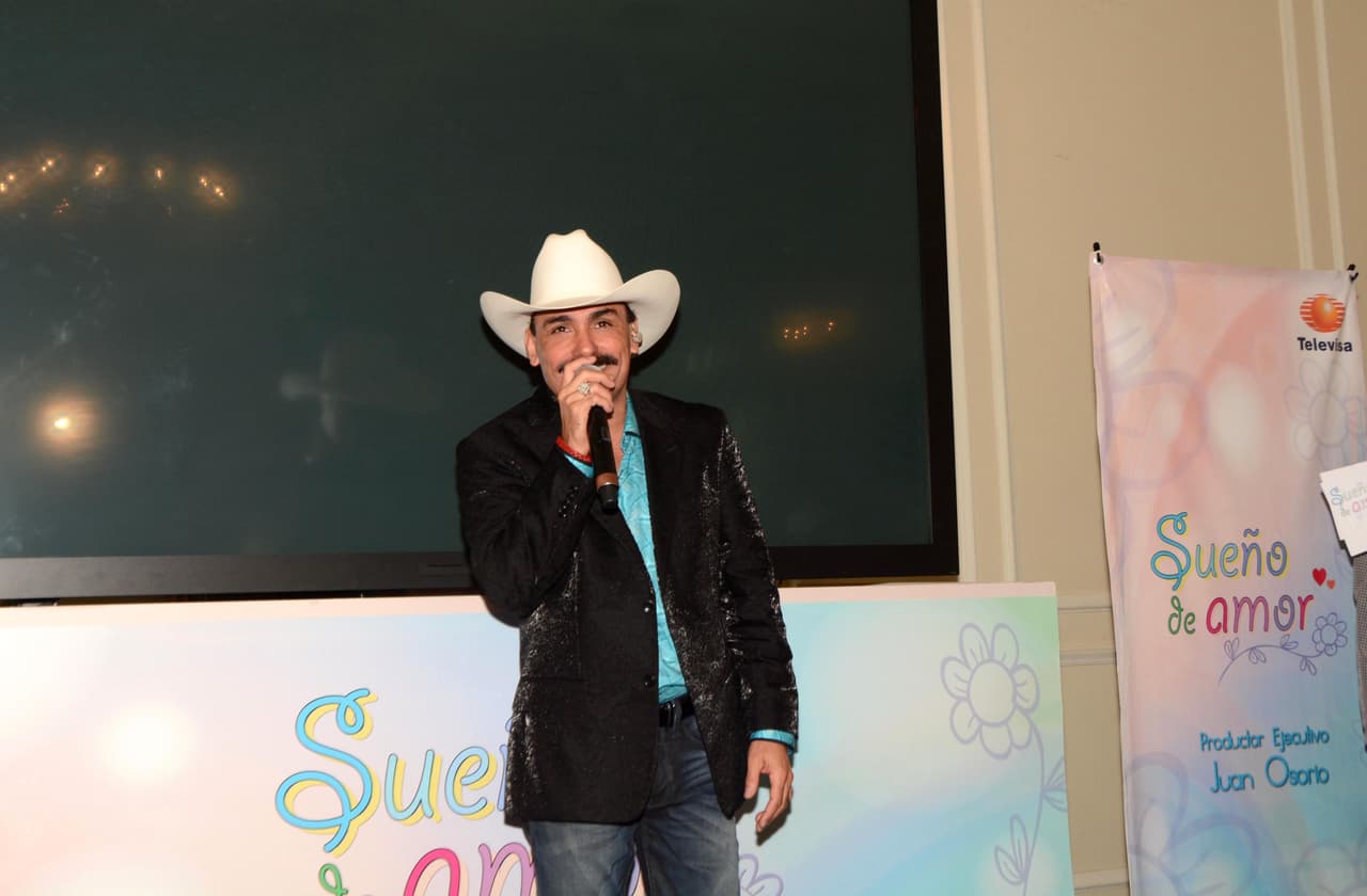 La película relatará la vida del cantante desde niño, en donde sufrió carencias.