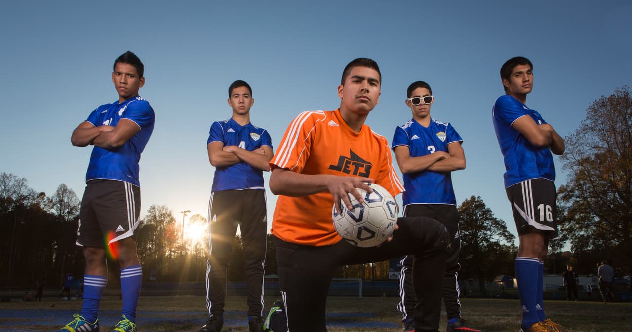 Miembros del equipo de los Jets del instituto Jordan Matthews High School de Siler City, en Carolina del Norte. De izquierda a derecha: Darwin Ramírez, Martín Carrillo, Daniel Estrada, Jonathan López y Cirilo Rangel.