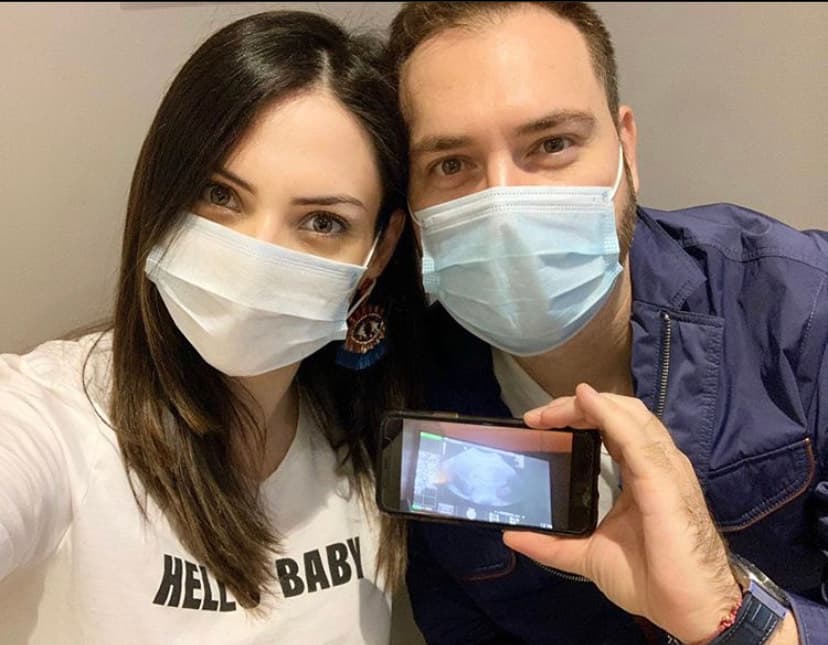 La pandemia del coronavirus y las medidas para evitar su propagación se convirtieron en un reto para la pareja durante el proceso del embarazo. 
<b>Ella mostró en sus redes sociales una imagen con máscara de protección y un ultrasonido en el celular, debido a que es el único modo que Fernando podía observarlo, al estar imposibilitado de entrar a consulta con ella. </b>Además, mientras se deciden por el nombre de la pequeña, comenzaron a llamarla MGbaby, debido a las iniciales de Michelle.