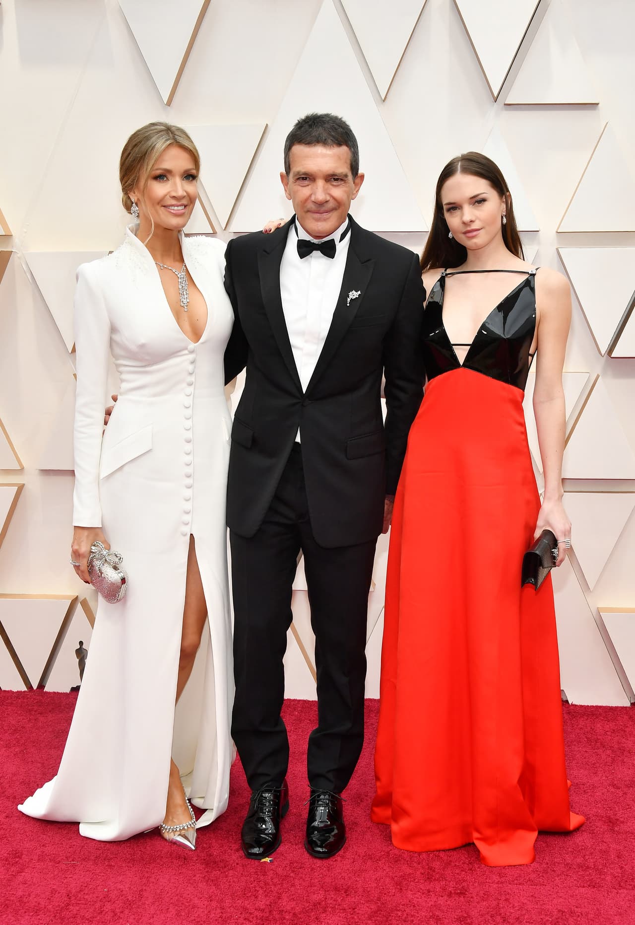 El nominado al Oscar como Mejor actor por su papel en 'Dolor y gloria', Antonio Banderas, llegó a la alfombra roja acompañado de su pareja Nicole Kimpel y su hija, Stella Banderas.