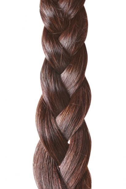 Alemanas. Son parecidas a la trenza francesa, pero de un estilo más holgado y relajado. Esta trenza se apoya en la parte superior de cabello en lugar de abajo.