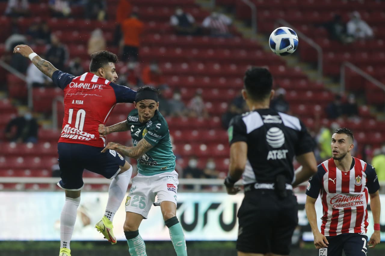 Wiliam Tesillo, Elías Hernández y Santiago Colombattose encargan de batir a Toño Rodríguez, le dan la victoria 0-3 a León sobre Chivas y consiguen mantener su segunda posición en la tabla.