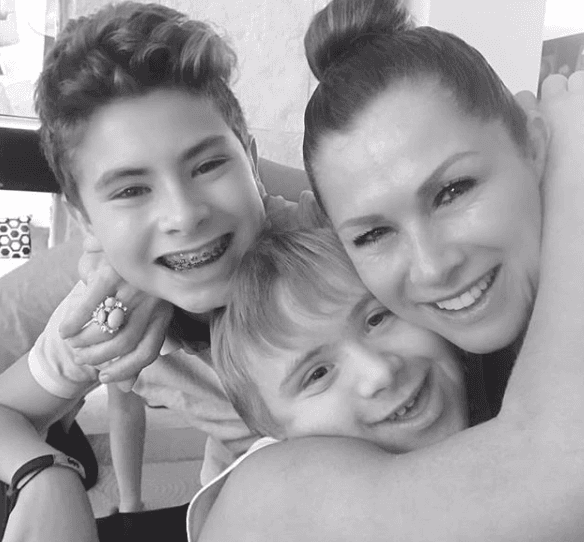 El pasado 6 de febrero, 
<b><a href="https://www.univision.com/famosos/lety-calderon-le-mando-un-emotivo-mensaje-a-su-hijo-mayor-por-cumplir-15-anos-fotos" target="_blank">el hijo mayor de la actriz Leticia Calderón</a></b> con Juan Collado, Luciano (al centro) celebró sus 15 años y apenas el fin de semana pasado se realizó su festejo.