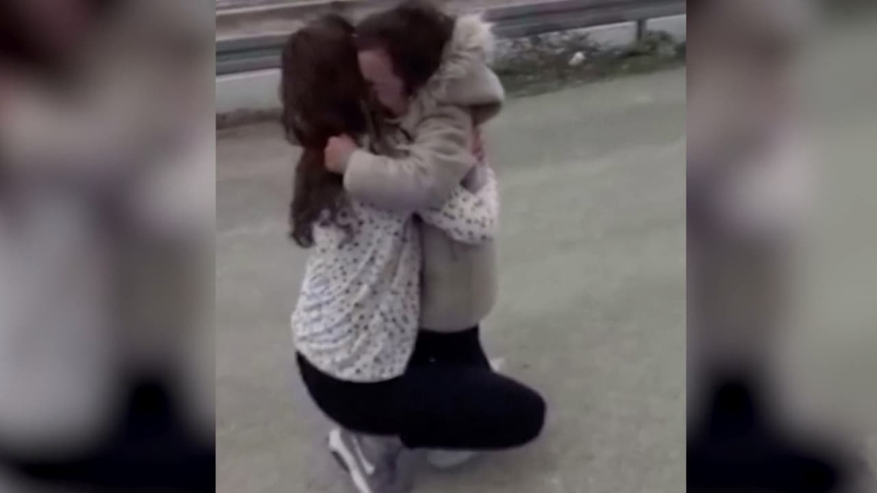 <b>El reencuentro de una madre con su hija tras un mes de separación por la crisis de coronavirus. | </b>Ozge Kocak trabaja en un centro clínico de Turquía atendiendo pacientes de covid-19. Después de un mes sin poder abrazar a su hija se produjo el ansiado reencuentro.