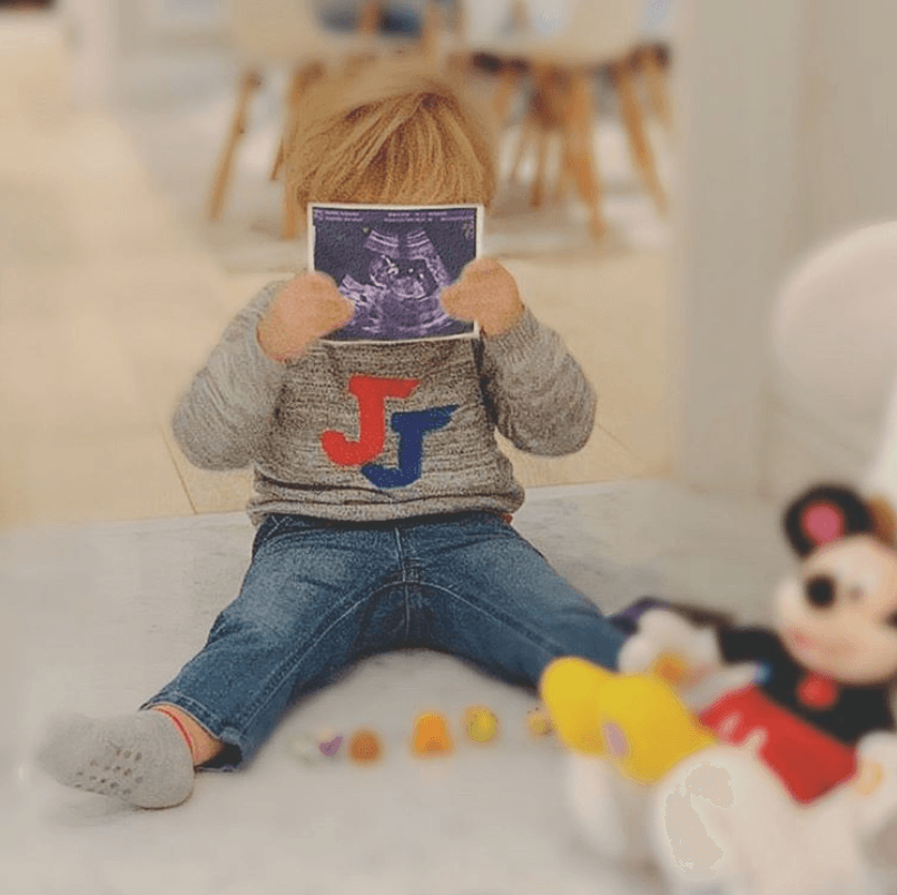 Por esas fechas, Anahí también reveló que fue su hijo Manuel quien 
<b><a href="https://www.univision.com/famosos/anahi-no-fue-quien-escogio-el-nombre-de-su-segundo-hijo-tampoco-su-esposo-manuel-velasco-fotos" target="_blank">decidió el nombre de su hermanito. </a></b>
<br>