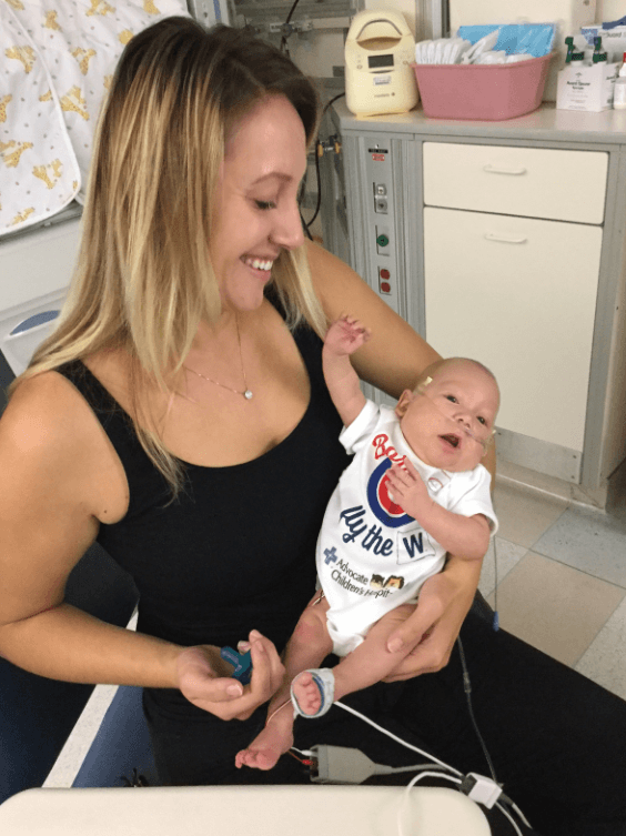 Hospitales del Advocate Health Care del estado de Illinois enviaron fotos de recién nacidos apoyando al equipo.