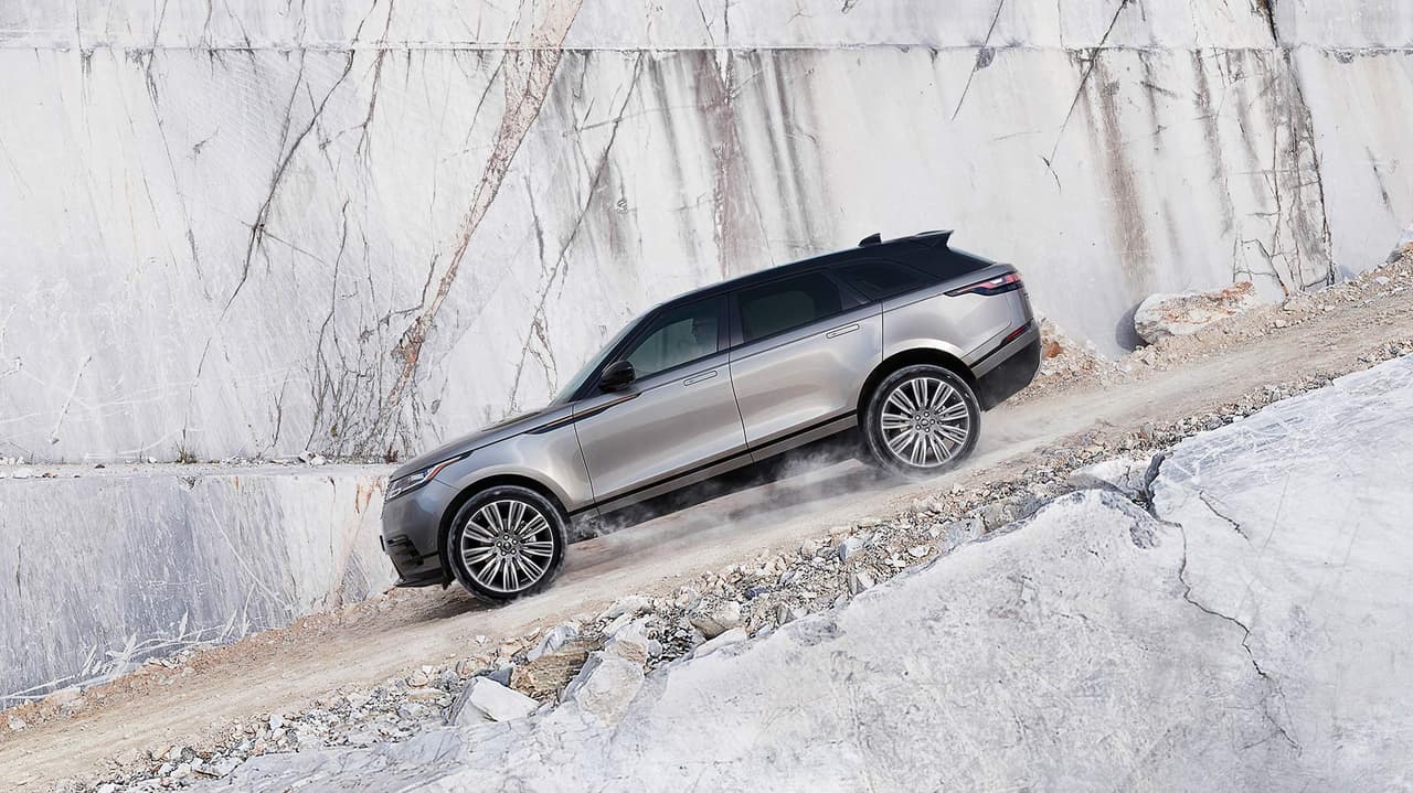 La Range Rover Velar 2018 ofrece a sus compradores un menú de tres motores: un 
<b>4 cilindros turbo-diésel de 2.0 litros</b> con 180 caballos de fuerza pero con 317 lbs.-pie de torque, un 
<b>4 cilindros turbo-alimentado de 2.0 litros</b> con 247 caballos de fuerza y 269 lbs.-pie de torque, y un 
<b>V6 súper-cargado de 3.0 litros</b> que genera 322 caballos de fuerza y 322 lbs.-pie de torque. La transmisión para los tres motores es 
<b>automática de ocho velocidades</b>.