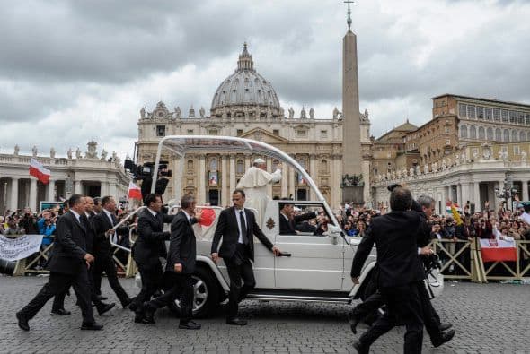 El cuerpo de seguridad de Francisco lo cuida mientras éste viaja en el Papamóvil.