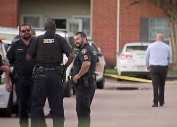 Acusan a la madre y el padrastro de los niños abandonados que convivían junto al cadáver de su hermano en Texas