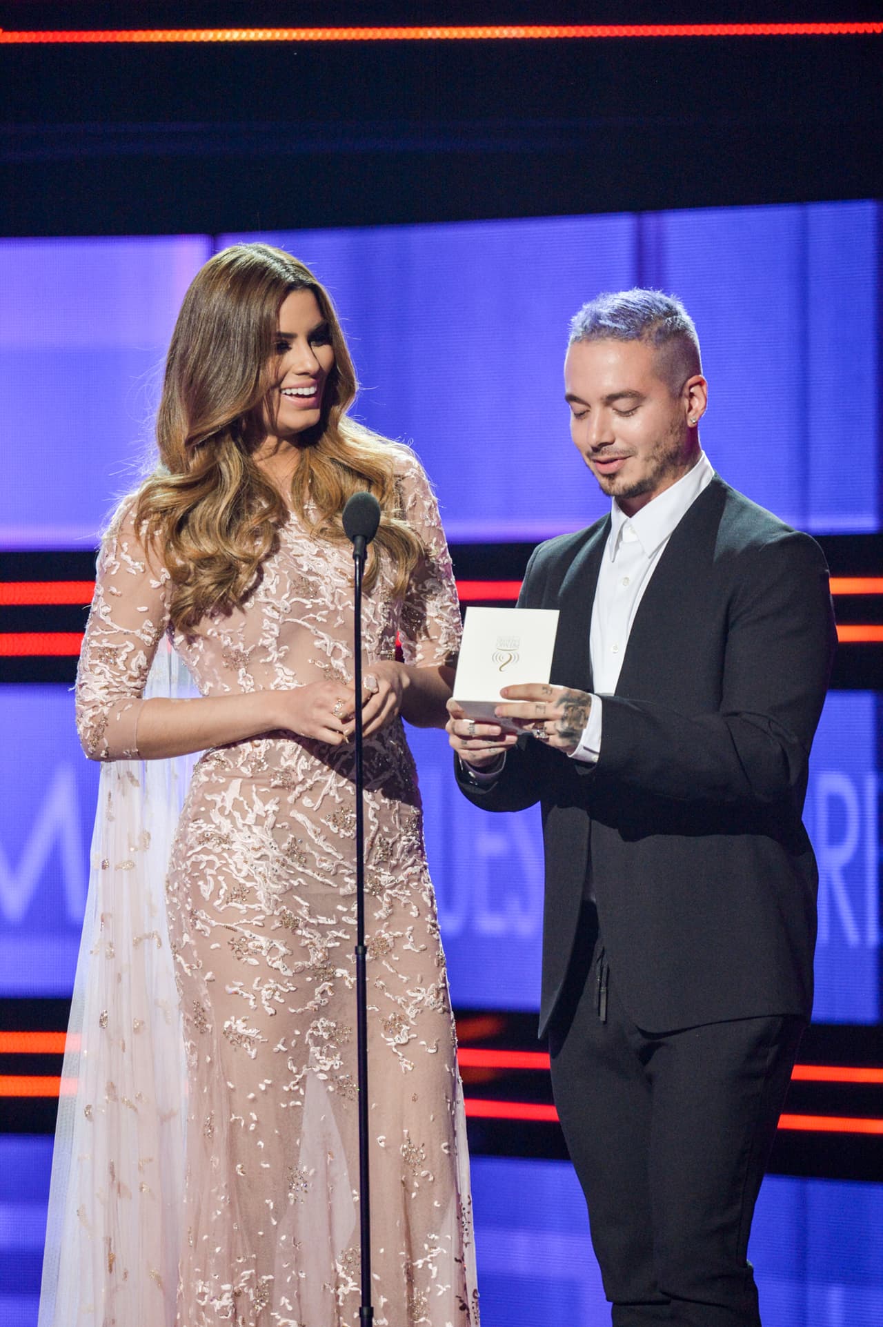 J Balvin y Ariadna Gutiérrez subieron al escenario para presentar un premio.