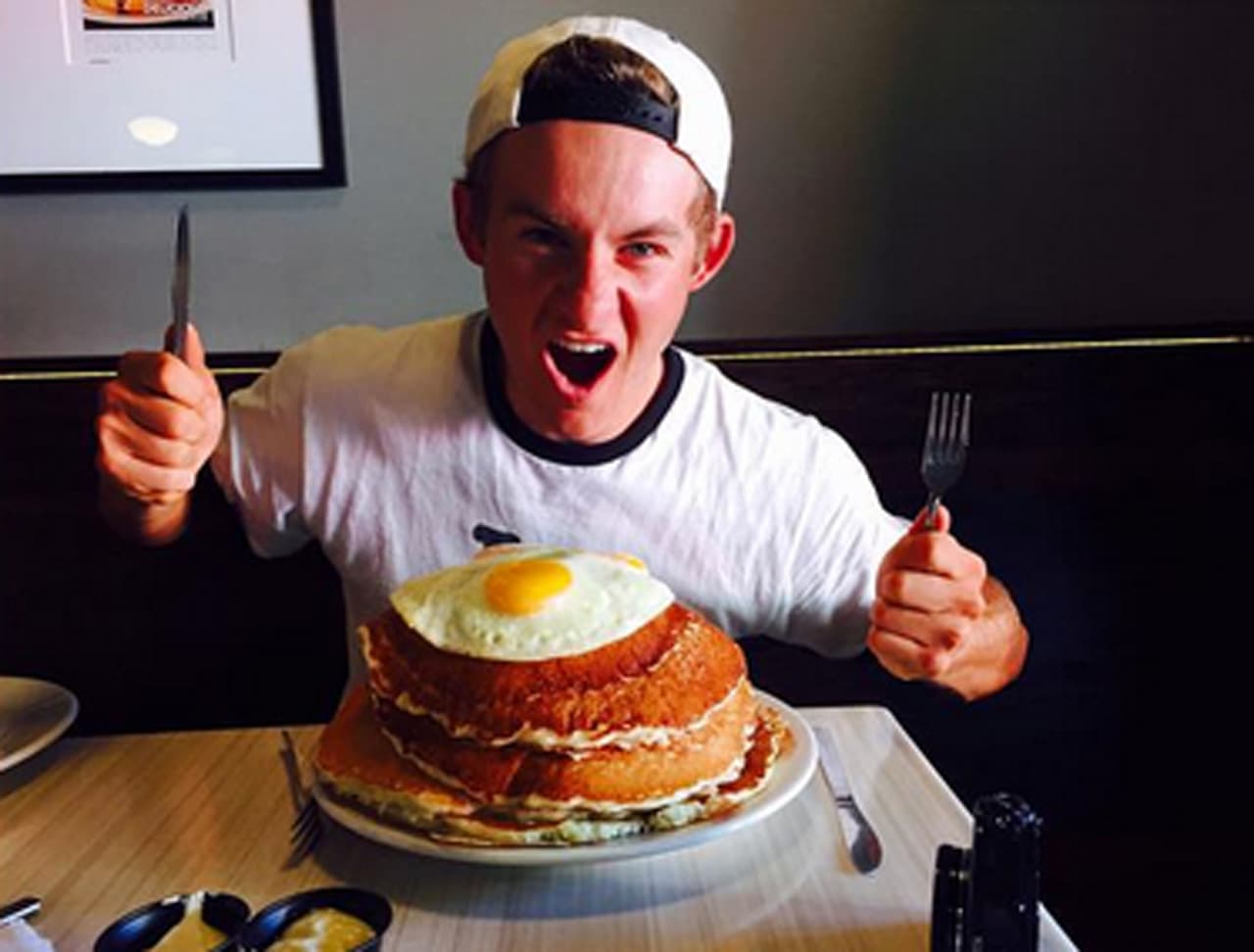 Él vive en San Marcos, California, donde sus amigos, familiares y conocidos lo apoyaron para dejar esos días atrás.