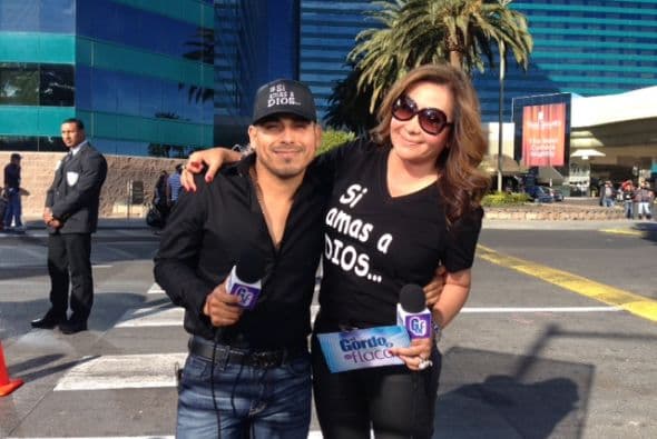 Espinoza Paz continua llevando su mensaje de amor a través de su música y ahora hasta gorras y camisetas trae.