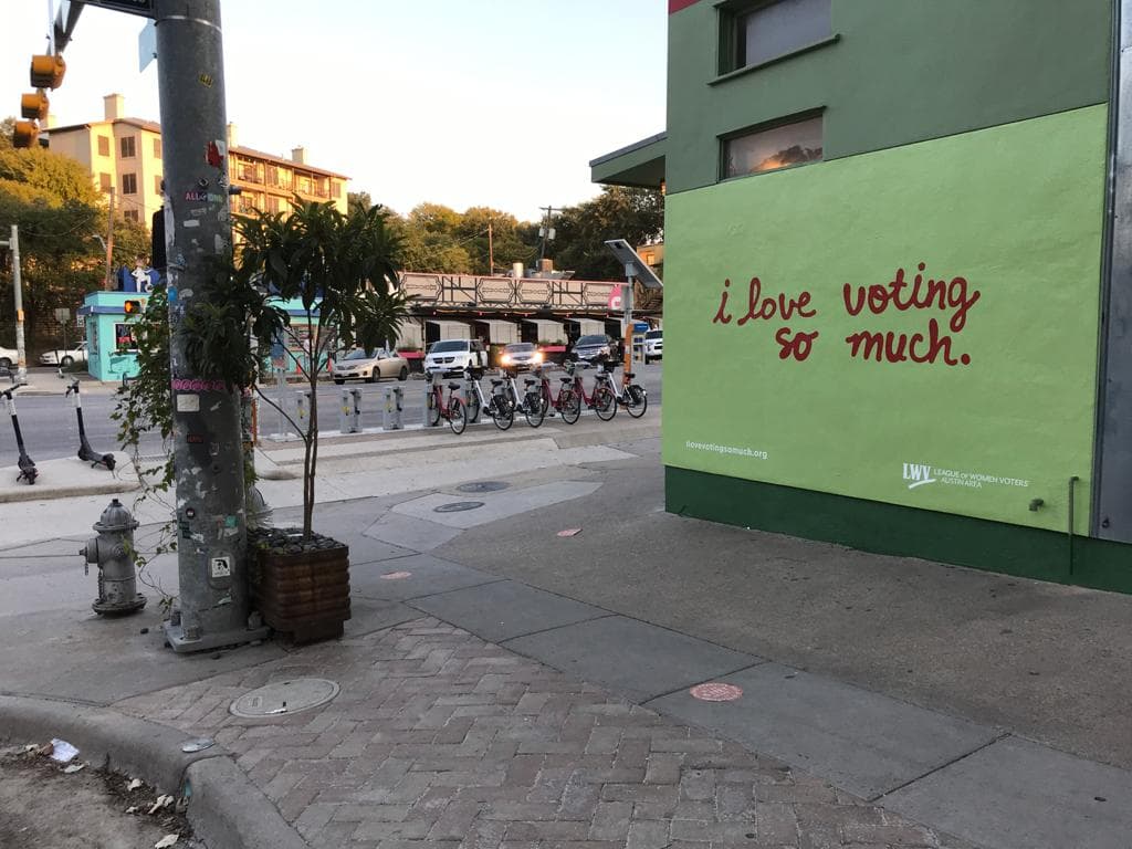 El mural icónico en South Congress Avenue, en las afueras de Jo's Coffee, por lo general dice "Te amo tanto", pero ahora dice "Amo tanto votar".