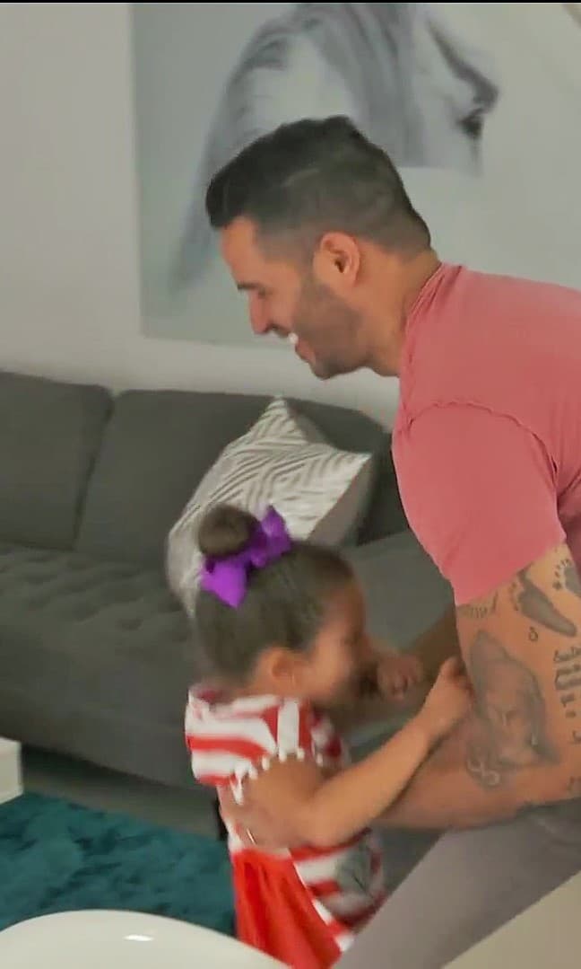 El joven padre no contuvo las lágrimas y señaló que no cambiaría por nada su paternidad. Mencionó que la responsabilidad de tener dos hijas pequeñas es todo un reto pero que lo asume con amor.