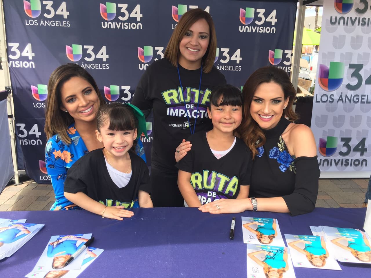 Tras el programa, nuestras presentadoras firmaron autógrafos y se hicieron fotos con todos los que nos acompañaron.