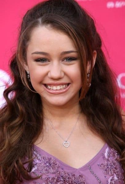 Miley Cyrus ya llamaba la atención desde tiempo atrás con sus dientes chuecos. Esta chica recubrió sus dientes delanteros con fundas de porcelana y también corrigió sus pequeños incisivos para lograr una dentadura más armoniosa y brillante.