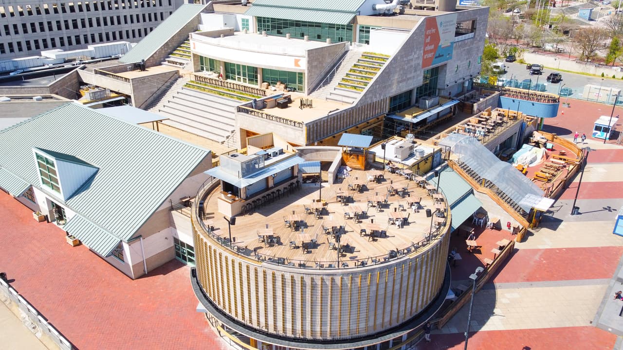 Una encuesta reciente del Distrito del Centro de la Ciudad muestra que el turismo se está recuperando en Filadelfia. La encuesta mostró que el tráfico peatonal es el 71% de lo que era antes de la pandemia, lo que hace que el bautizo de Liberty Point sea mucho más significativo.