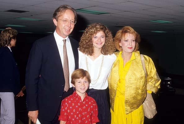 <b>Max Wright.-</b> El actor, quien diera vida al personaje de Willie Tanner en la serie Alf, falleció el 27 de junio luego de una vida de escándalos sexuales y consumo de drogas y alcohol. En la imagen se le ve junto a otros actores de la popular serie. 
<br>