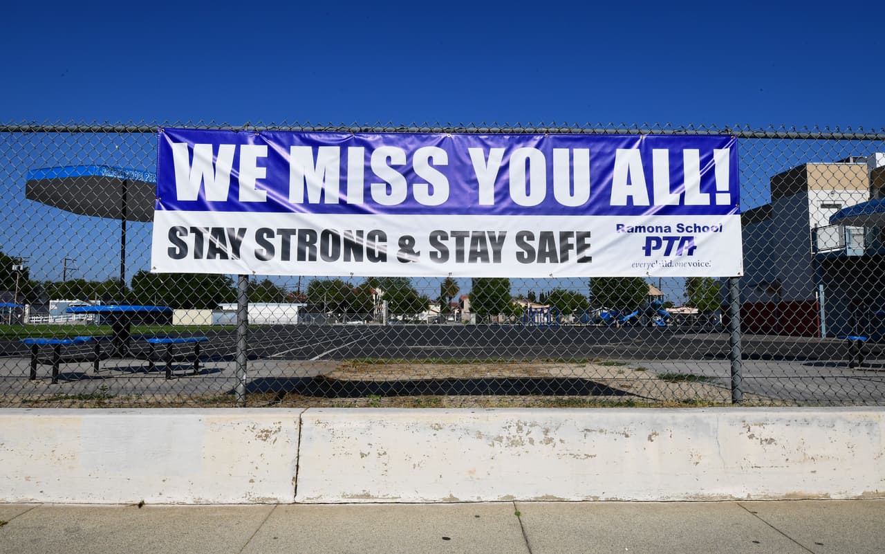 "Los extrañados": un letrero en la primaria Ramona en Alhambra, California.