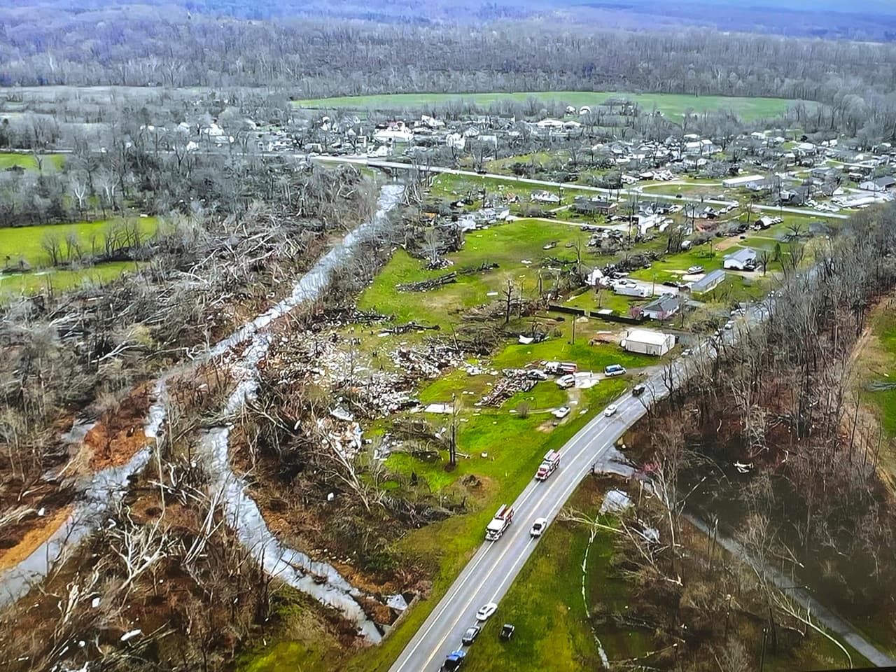 Esta fotografía proporcionada por la Patrulla de Caminos de Missouri y tomada con un dron muestra
<a href="https://www.univision.com/noticias/meteorologia/poderoso-tornado-fuertes-tormentas-granizo-tornados-golpean-medio-oeste-sur-eeuu" target="_blank">los daños causados por un tornado que azotó el sureste de Missouri</a> la madrugada del 5 de abril de 2023. Las autoridades locales señalan que hay al menos cinco muertos y decenas de heridos.