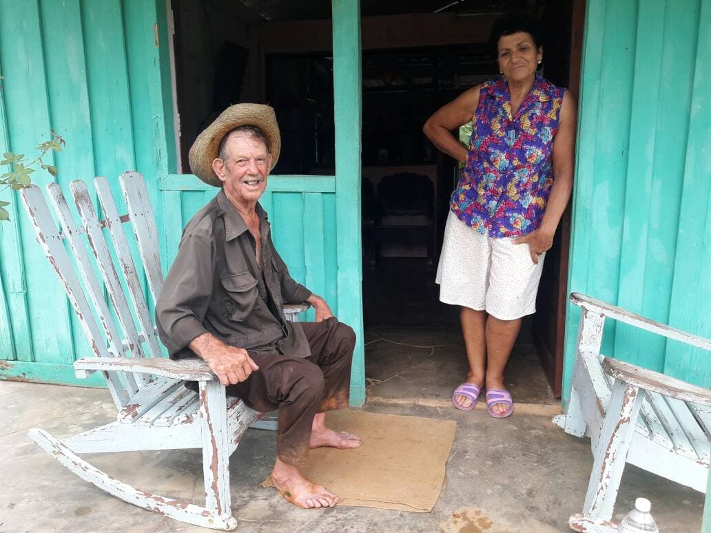 No van al médico y todo lo curan con agua: los cubanos "acuáticos" que viven al margen de la revolución