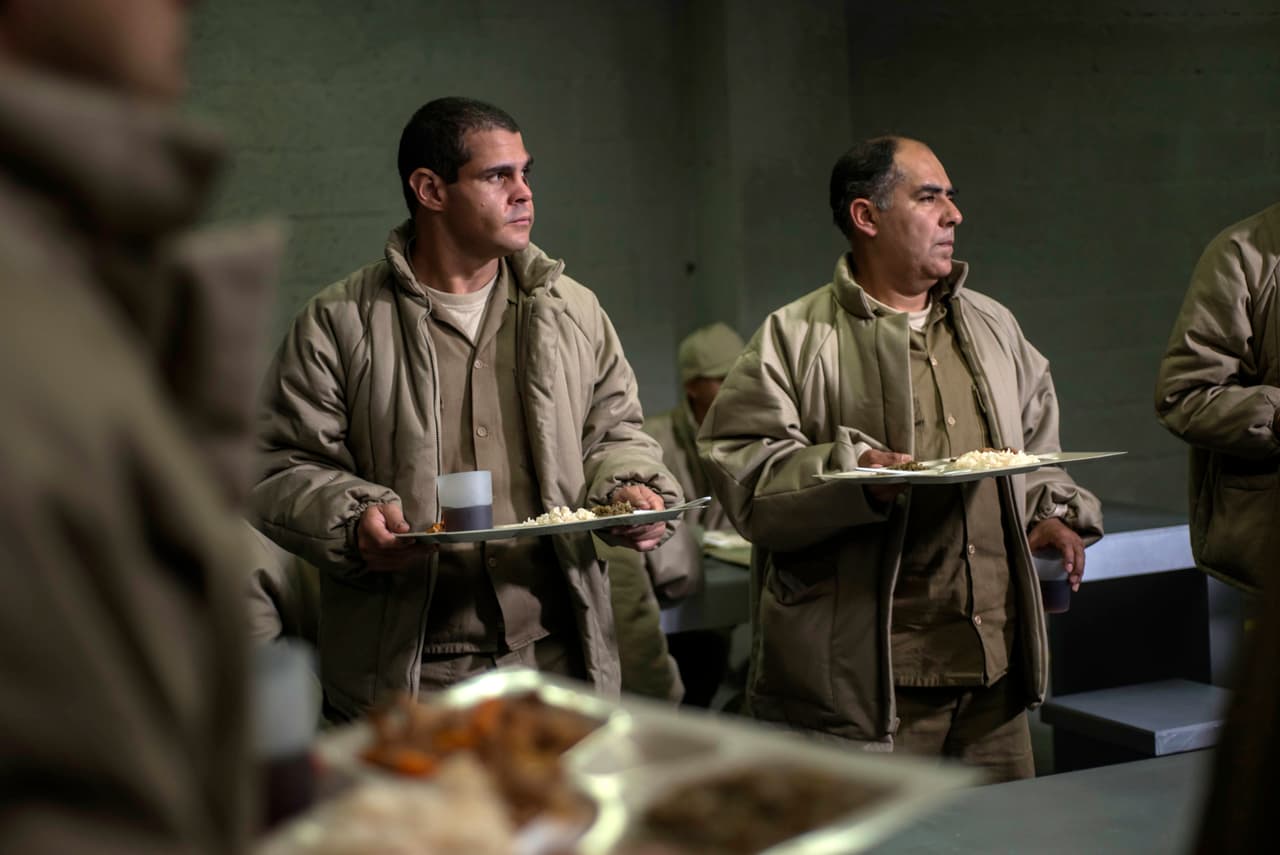 Al volver a su rutina, compartió sus somníferos con el profesor Rubén.