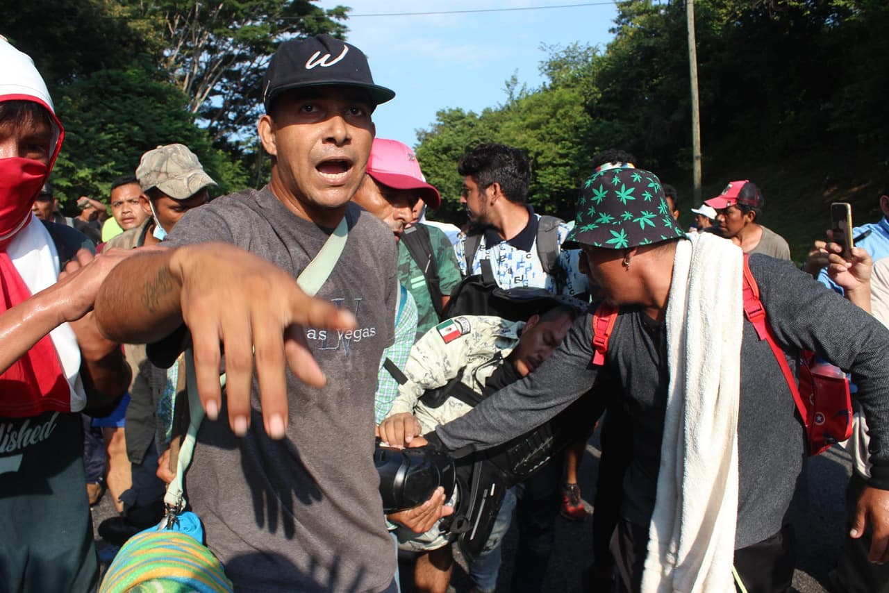 “El enfrentamiento ocurrió a eso de las 7:30 horas de esta mañana cuando la caravana estaba en la carretera federal saliendo del municipio de Pijijiapan”, dijo a Univision Noticias Luis García Villagrán, director ejecutivo del Centro de Dignificación Humana A.C., una de las organizaciones que convocó la caravana. Aparentemente,
<a href="https://www.univision.com/noticias/inmigracion/batalla-campal-entre-inmigrantes-caravana-y-tropas-guardia-nacional">la detención de varias mujeres que se encontraban en la retaguardia</a> llevando a sus hijos pequeños en carriolas (coches de bebé) fue el detonante del choque con las autoridades.