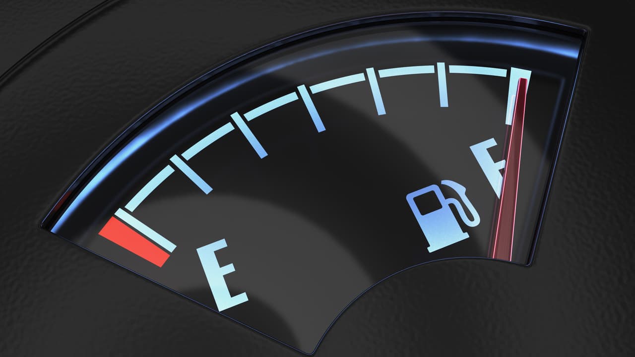 <h3 class="cms-H3-H3"><b>Fluidos a medio llenar</b></h3>
<br>
<br>Aceite de motor, fluidos de transmisión, anticongelante, dirección y frenos y hasta la gasolina deben estar llenos al tope permitido. Cuando existan, hay que sustituir el fluido por una fórmula especial para el invierno, como en el caso del aceite del motor y del fluido de limpia parabrisas. 
<br>
<br>En el caso de la gasolina hay que evitar circular con un tanque casi vacío. De hecho, lo mejor es nunca dejar que el nivel baje de medio tanque, así se evita que se forme condensación dentro del tanque de gasolina la cual al congelarse puede causar tapones de hielo en las mangueras para el combustible previniendo que el vehículo encienda.