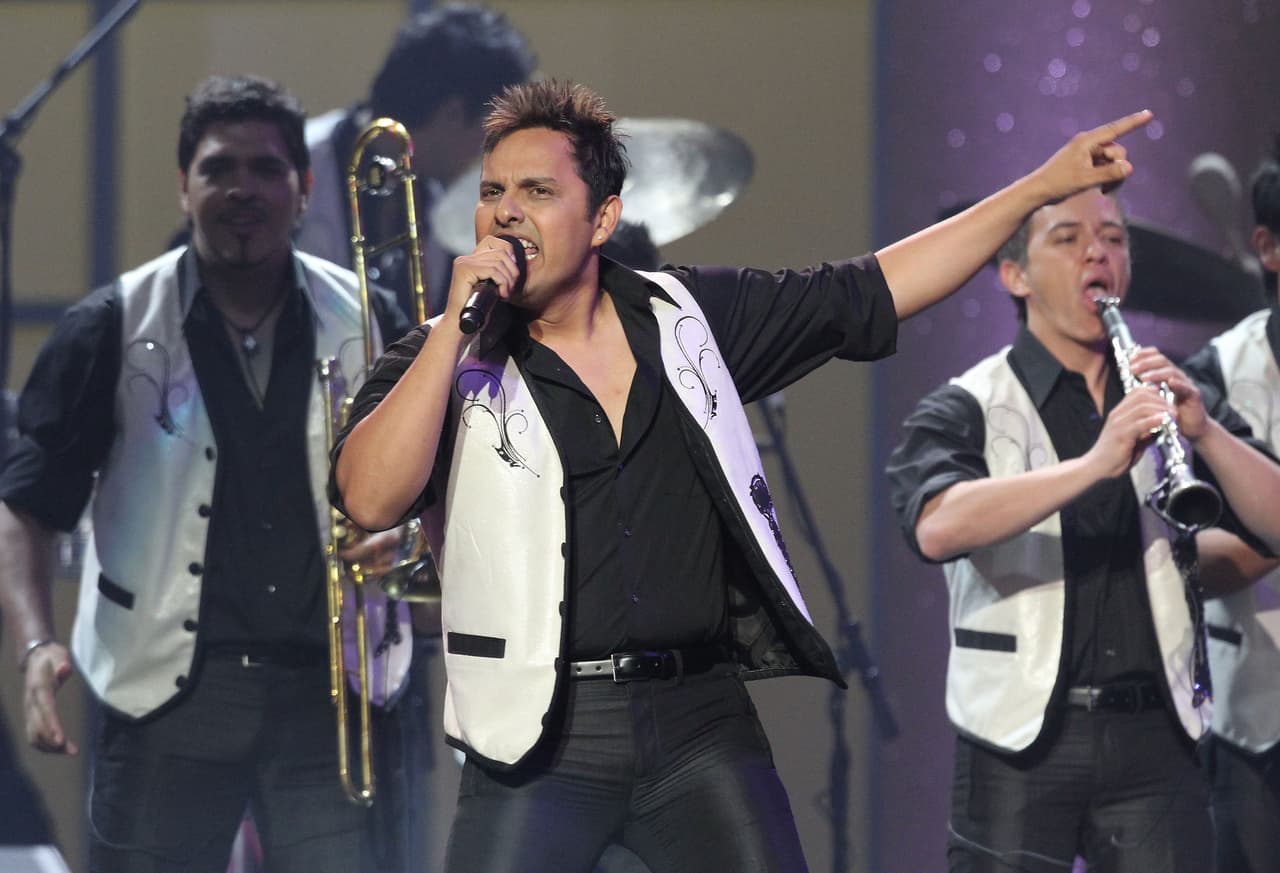 La Banda Los Recoditos y su canción "Ando bien pedo" protagonizan el día a día de Deyra Barrera.