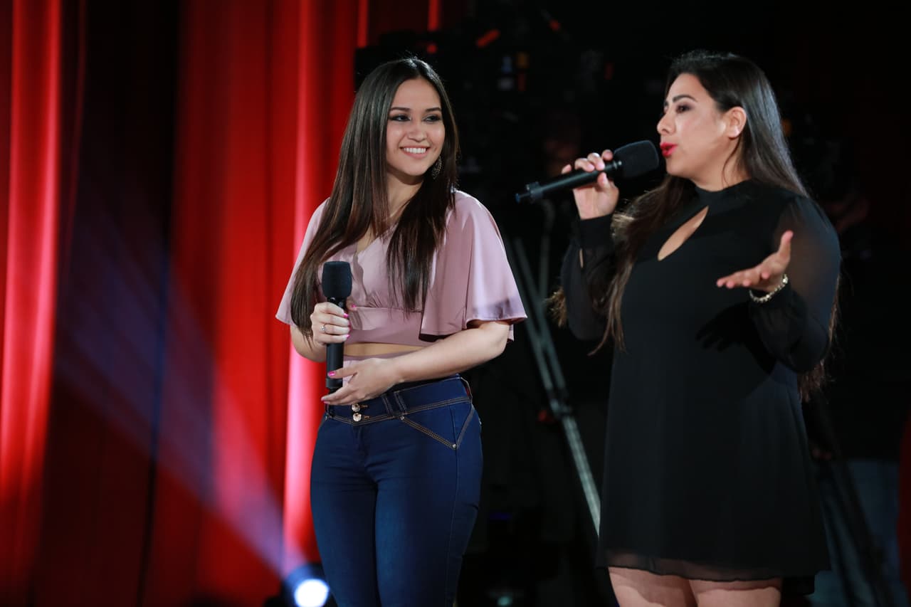 <a href="http://www.univision.com/shows/la-reina-de-la-cancion/al-chile-y-sin-editar-una-probadita-de-las-voces-potentes-de-veronica-y-claudia-video">Verónica y Claudia se midieron en el stage. ¿Qué tal te parecieron?</a>